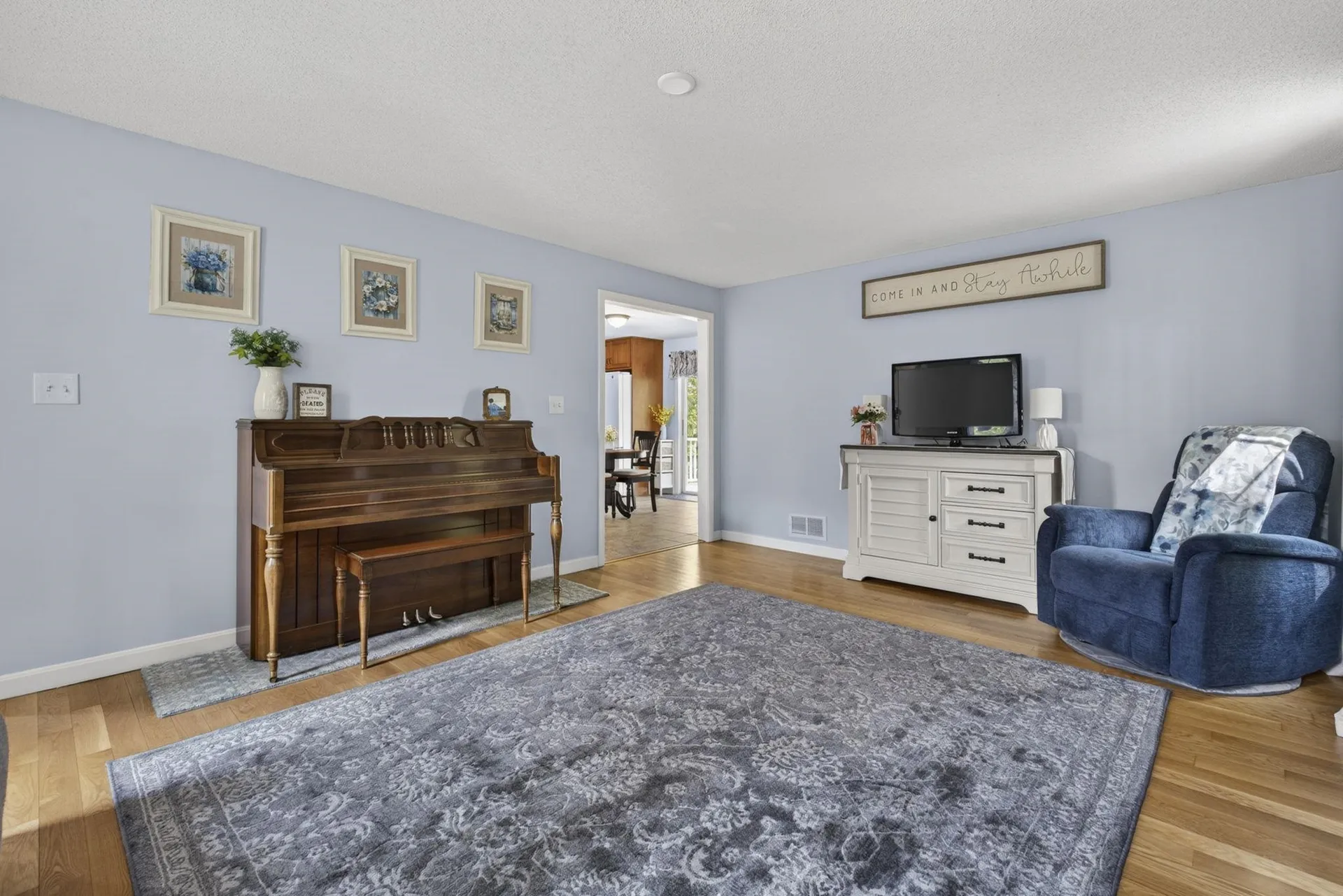 30 Royal Lane Londonderry NH 03053