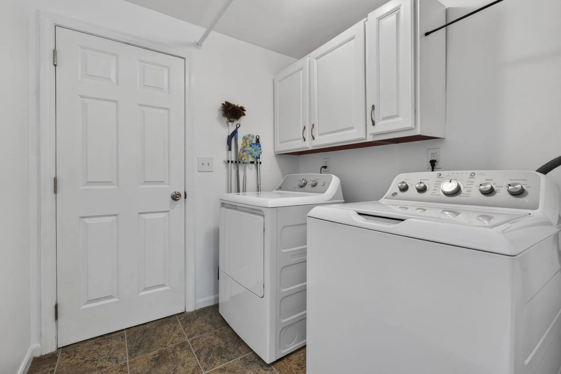 30 Royal Lane Londonderry NH 03053