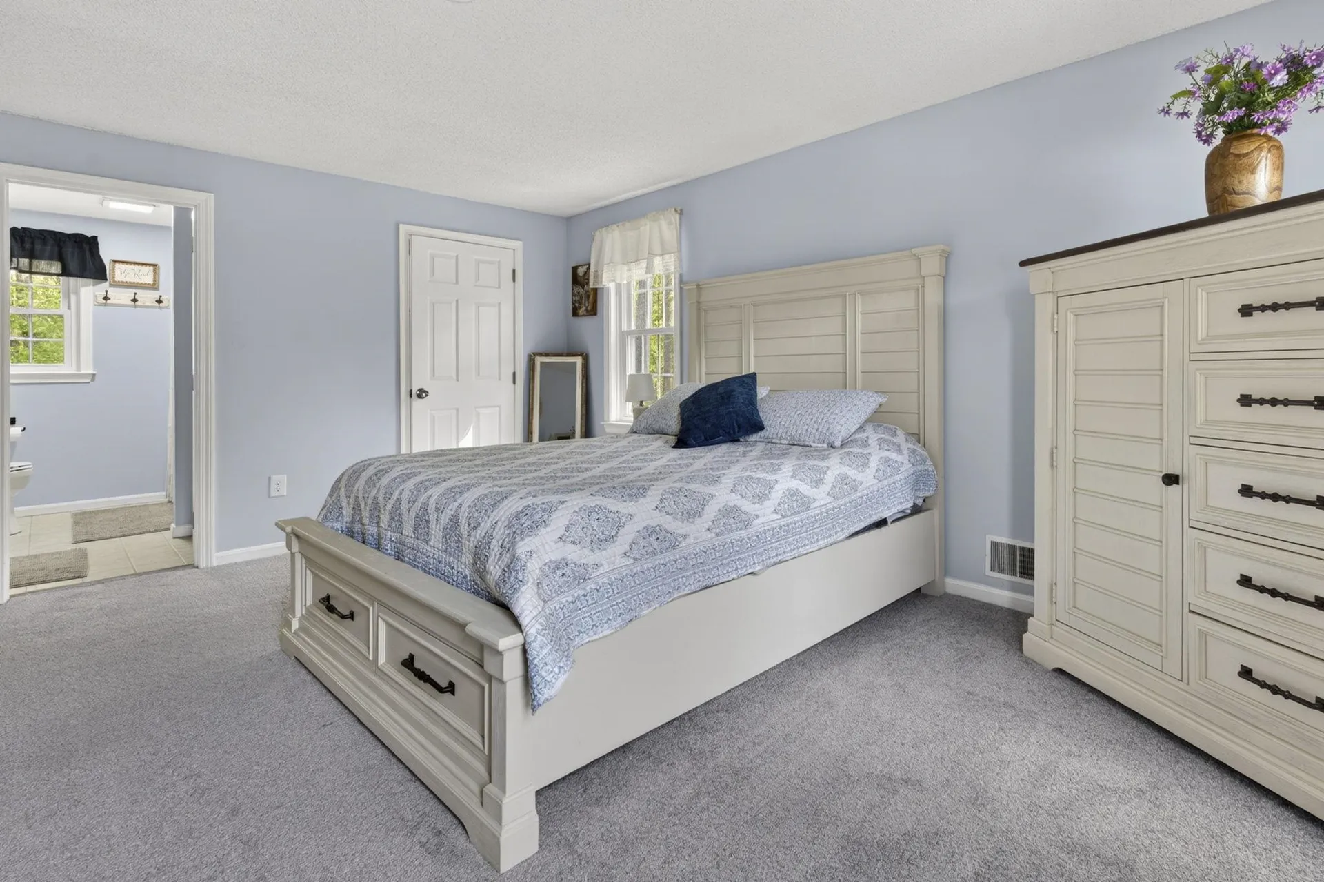 30 Royal Lane Londonderry NH 03053