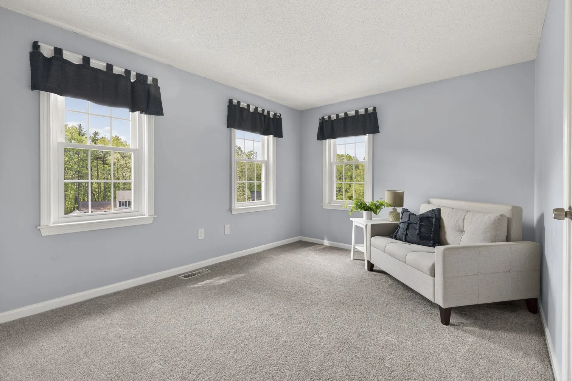 30 Royal Lane Londonderry NH 03053