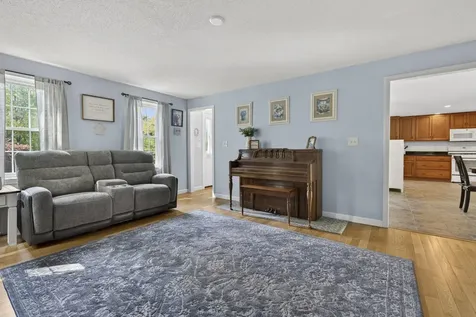 30 Royal Lane Londonderry NH 03053
