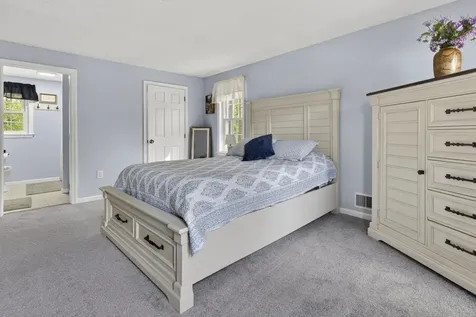 30 Royal Lane Londonderry NH 03053