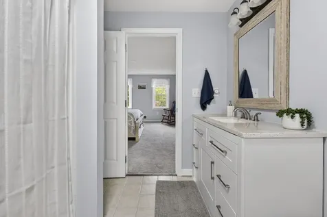 30 Royal Lane Londonderry NH 03053