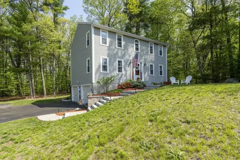 30 Royal Lane Londonderry NH 03053