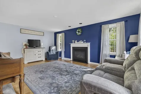 30 Royal Lane Londonderry NH 03053