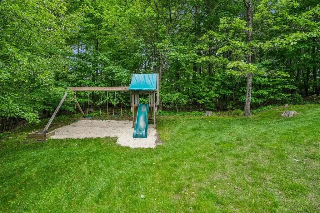 12 Barkland Drive Derry NH 03038