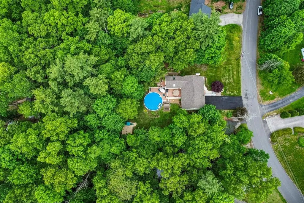 12 Barkland Drive Derry NH 03038