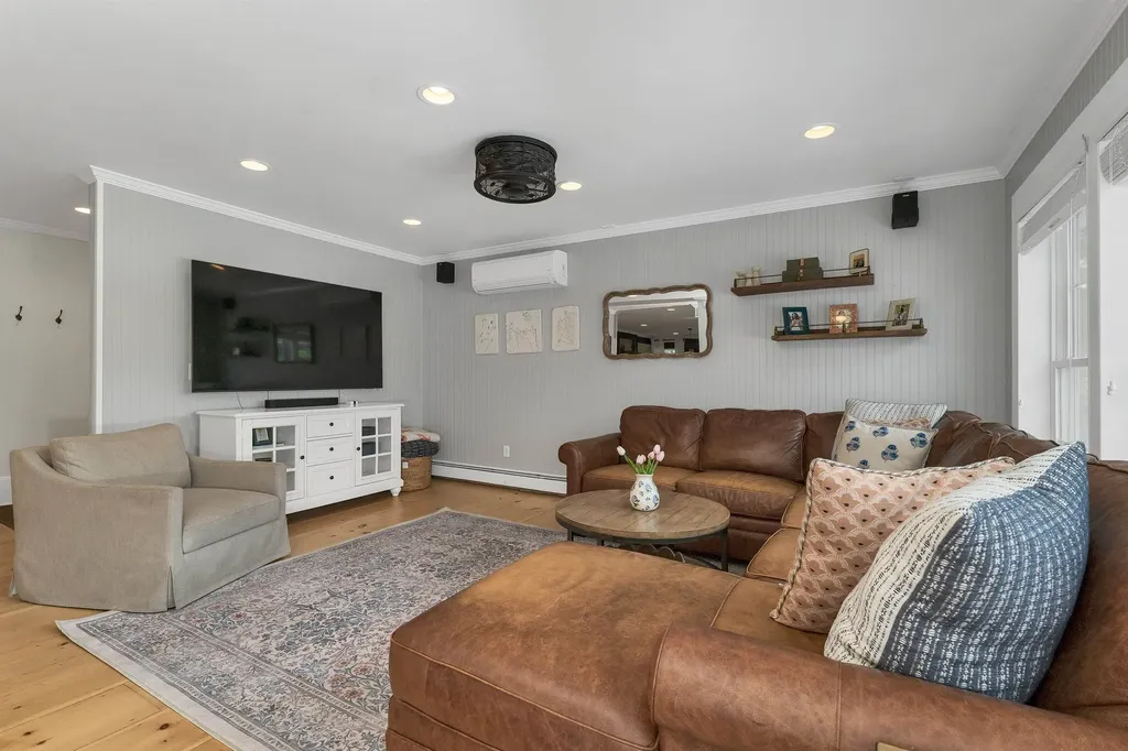 153 N Main Street Wolfeboro NH 03894