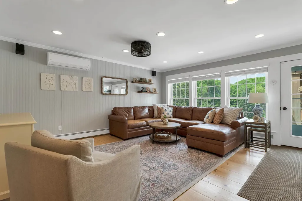 153 N Main Street Wolfeboro NH 03894