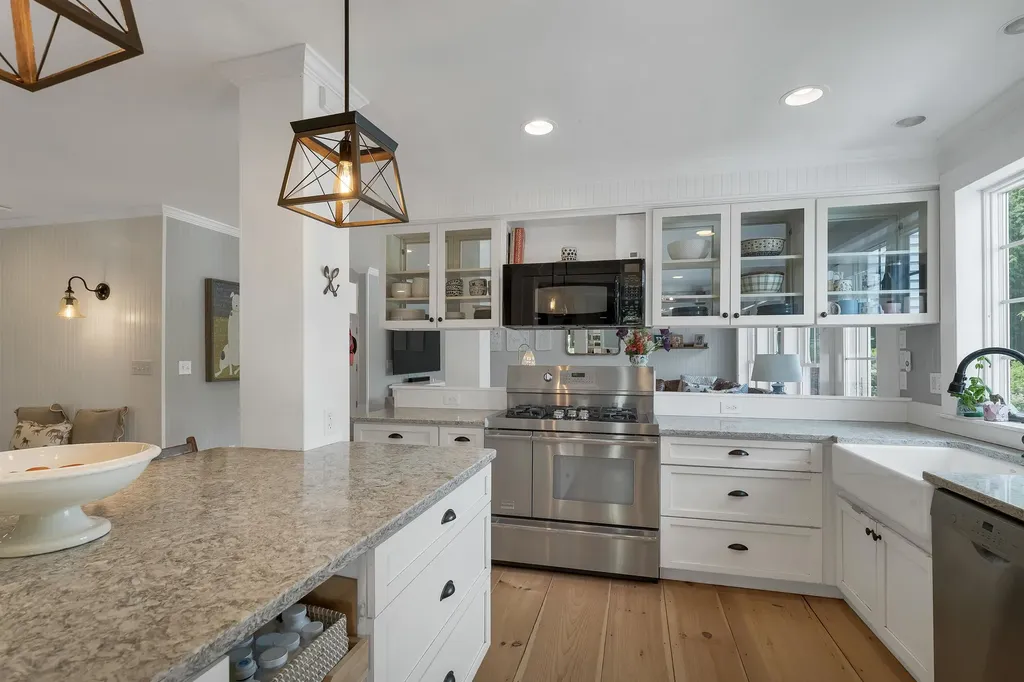 153 N Main Street Wolfeboro NH 03894