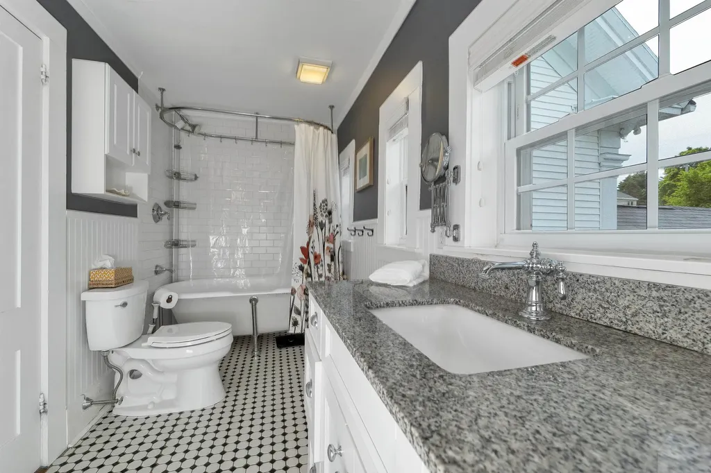 153 N Main Street Wolfeboro NH 03894