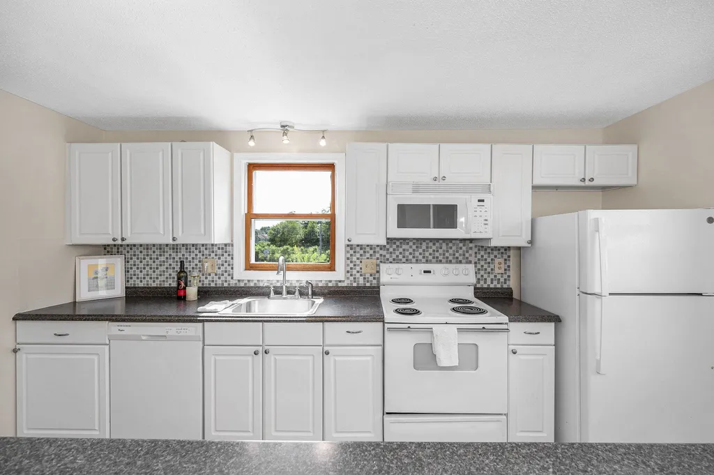 614 Elmwood Drive Hudson NH 03051
