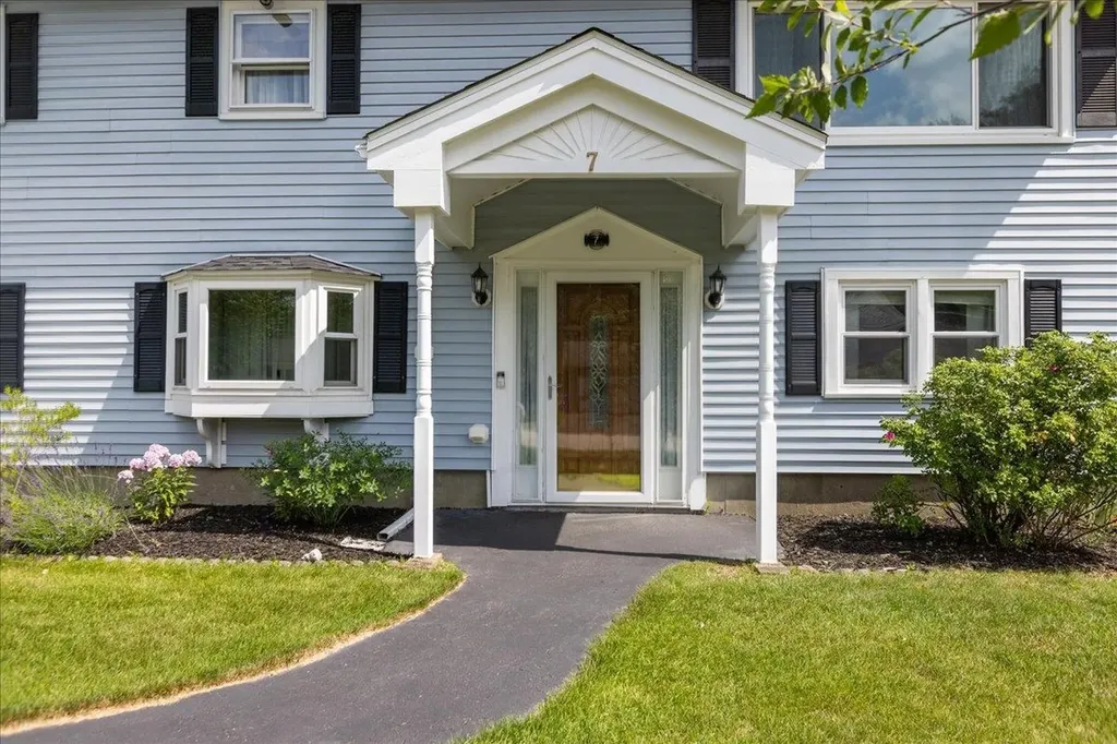 7 Wayne Street Hudson NH 03051