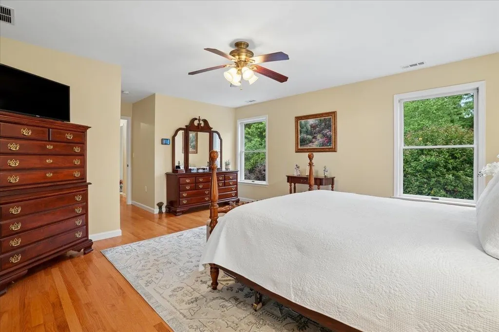 7 King James Drive Londonderry NH 03053