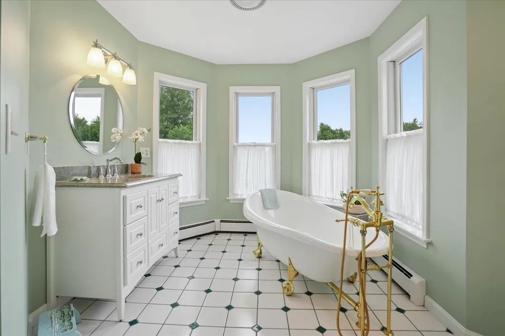 7 King James Drive Londonderry NH 03053