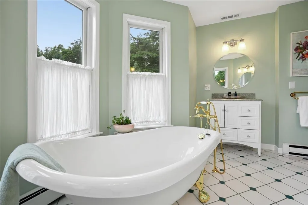 7 King James Drive Londonderry NH 03053