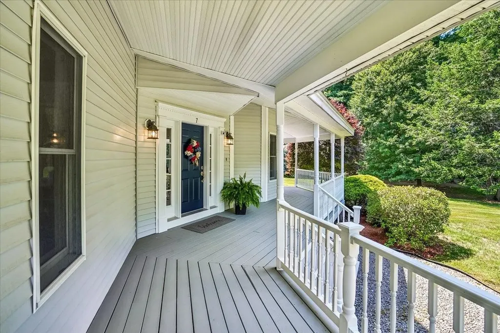 7 King James Drive Londonderry NH 03053