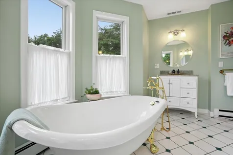 7 King James Drive Londonderry NH 03053