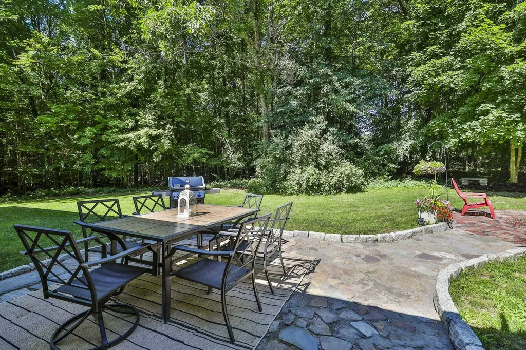 24 Beaver Brook Circle Amherst NH 03031