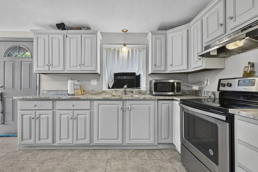 6 Frost Road Derry NH 03038