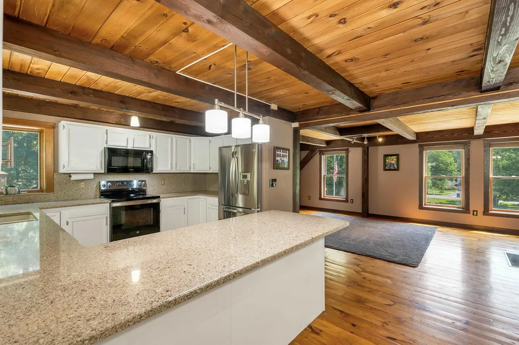 47 White Plains Avenue Londonderry NH 03053
