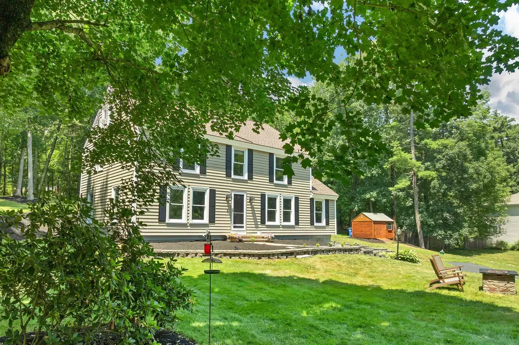 47 White Plains Avenue Londonderry NH 03053