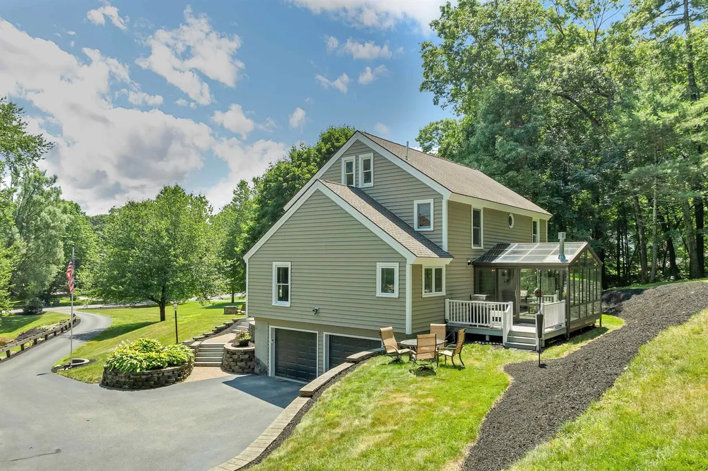 47 White Plains Avenue Londonderry NH 03053