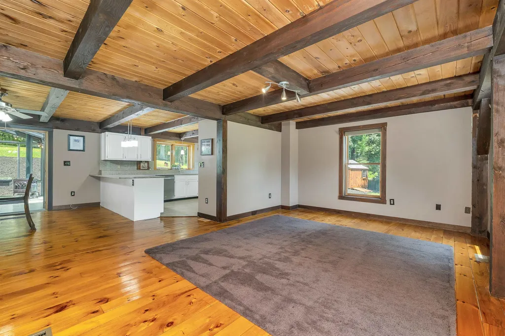 47 White Plains Avenue Londonderry NH 03053