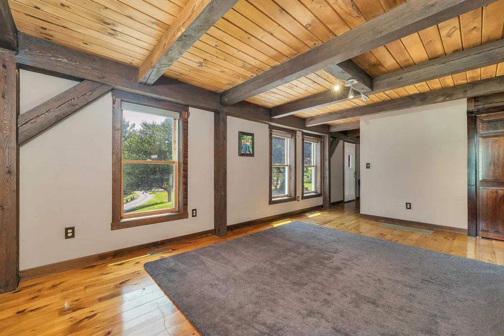 47 White Plains Avenue Londonderry NH 03053