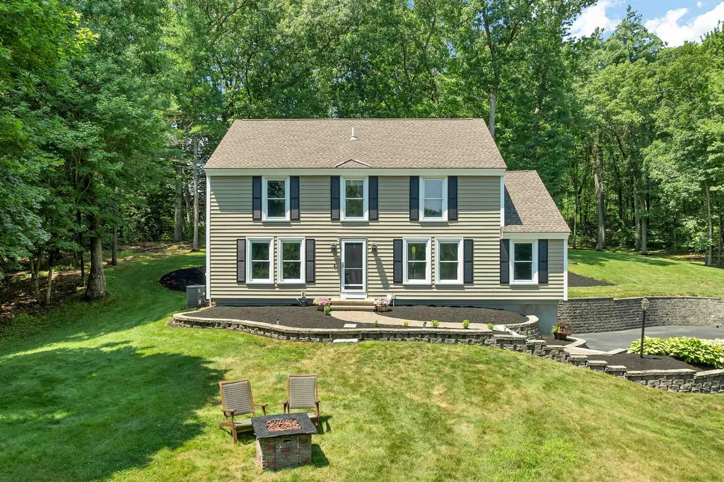 47 White Plains Avenue Londonderry NH 03053