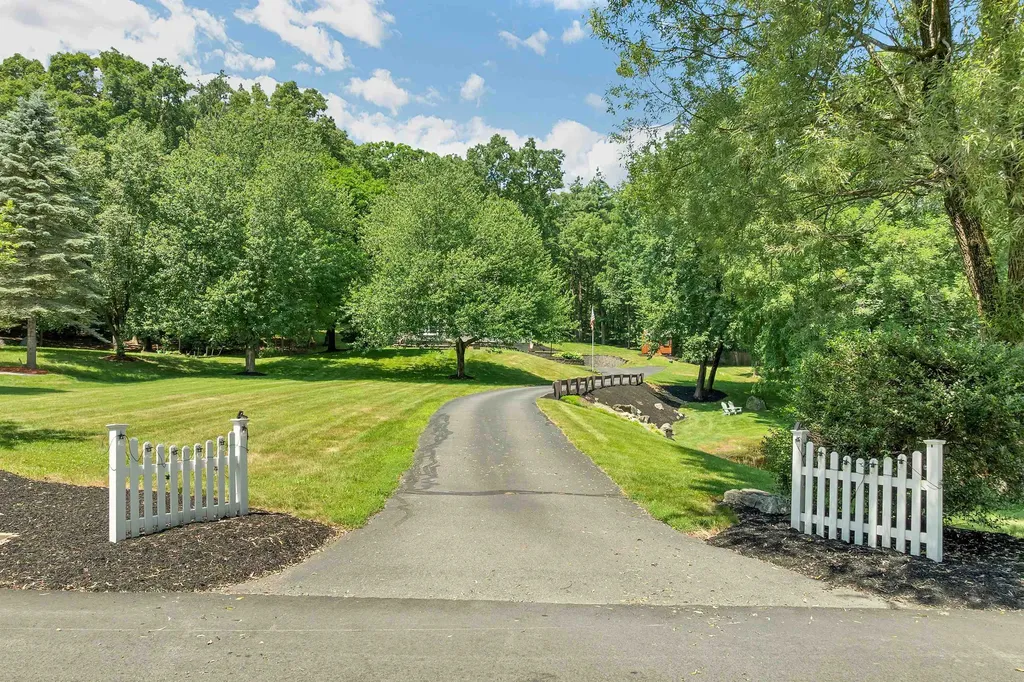 47 White Plains Avenue Londonderry NH 03053