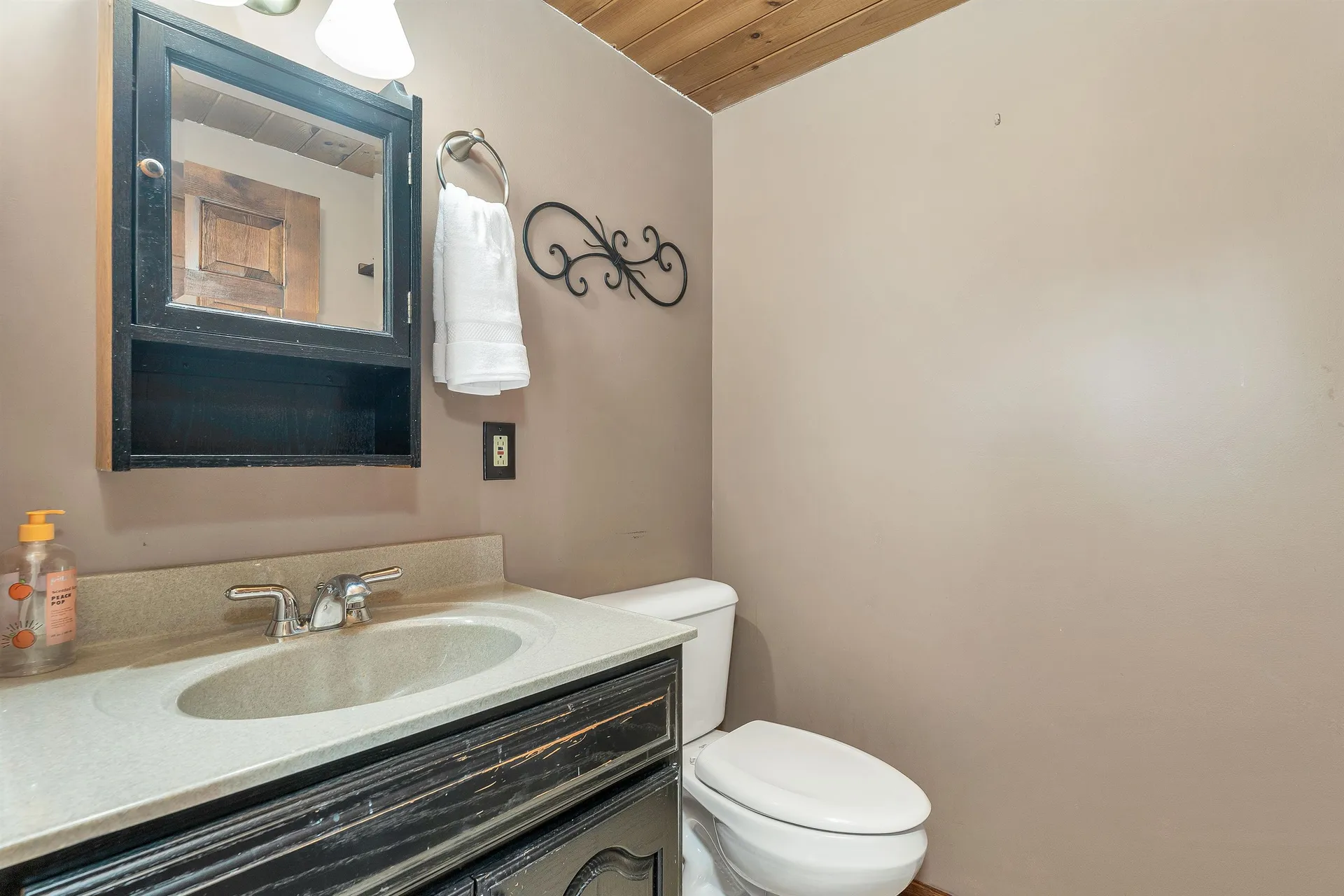 47 White Plains Avenue Londonderry NH 03053