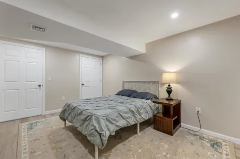 47 White Plains Avenue Londonderry NH 03053
