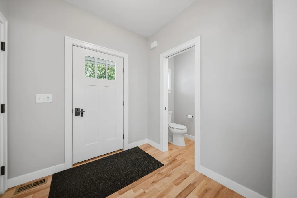 37 Clover Lane Londonderry NH 03053