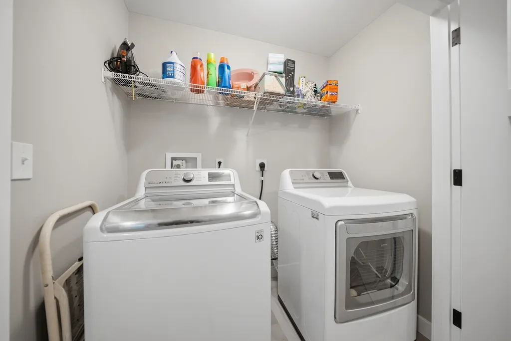 37 Clover Lane Londonderry NH 03053