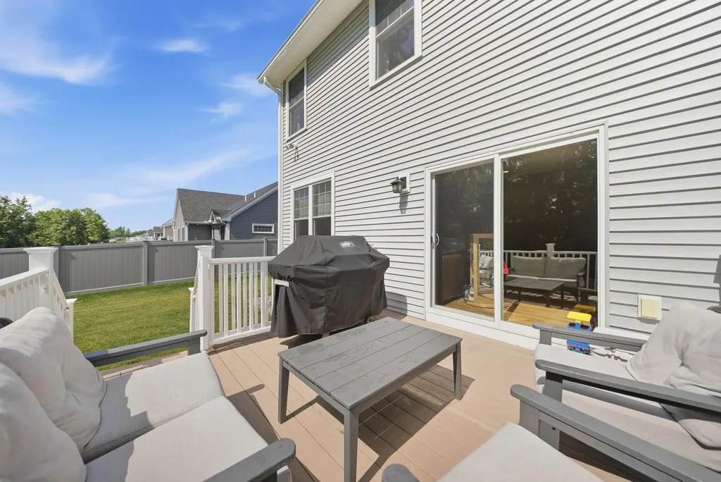37 Clover Lane Londonderry NH 03053