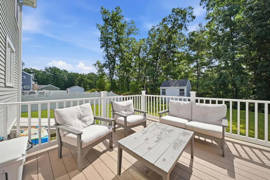 37 Clover Lane Londonderry NH 03053