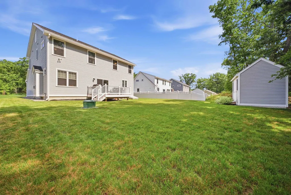 37 Clover Lane Londonderry NH 03053