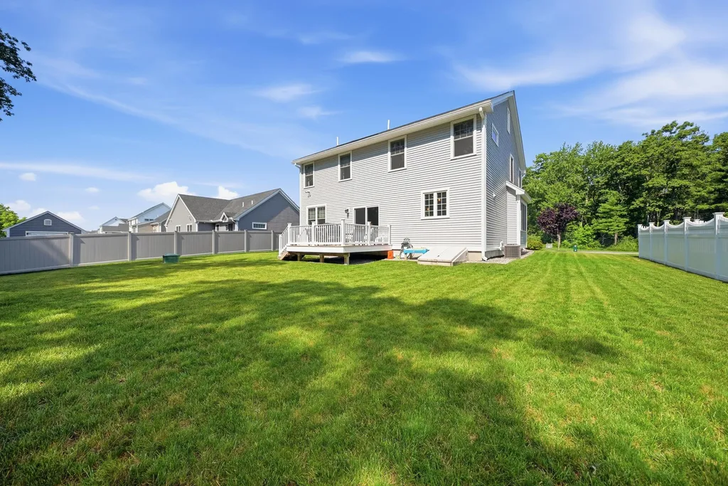 37 Clover Lane Londonderry NH 03053