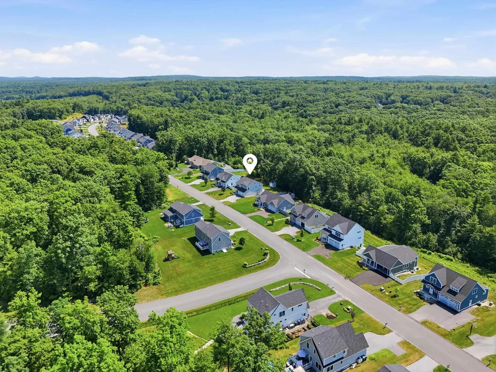 37 Clover Lane Londonderry NH 03053