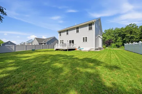 37 Clover Lane Londonderry NH 03053