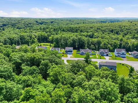 37 Clover Lane Londonderry NH 03053
