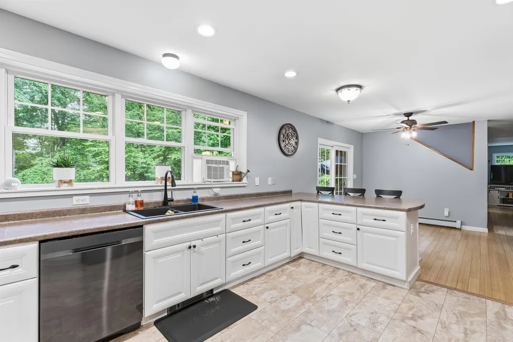 8 Tyler Drive Londonderry NH 03053