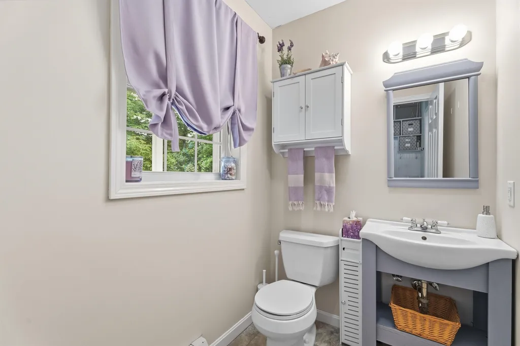 8 Tyler Drive Londonderry NH 03053