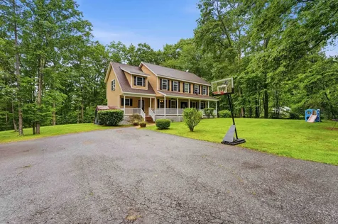 8 Tyler Drive Londonderry NH 03053