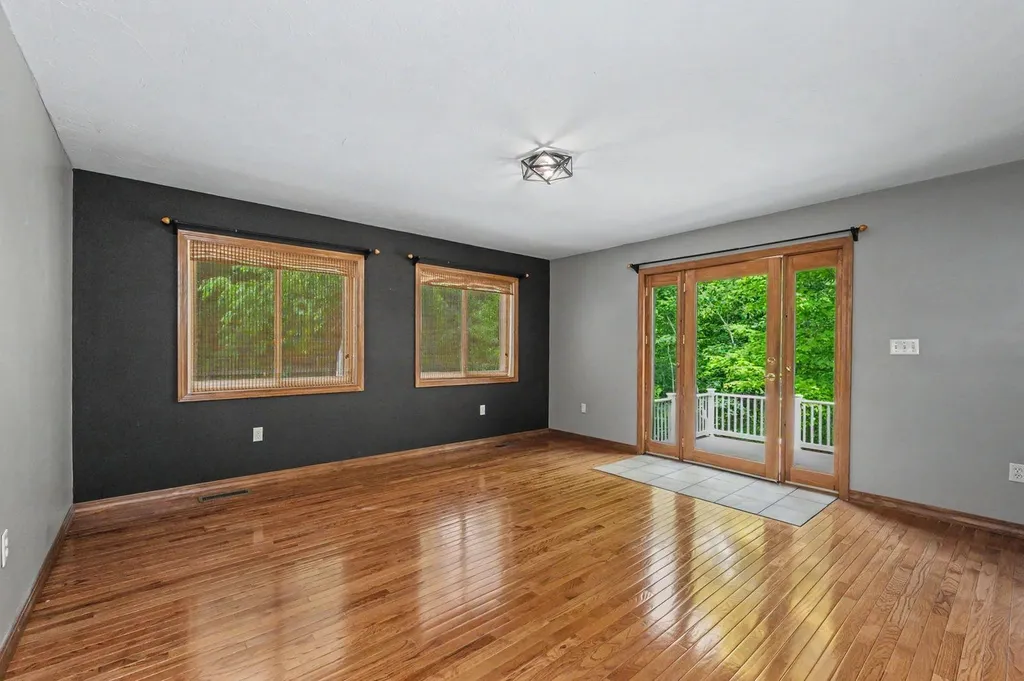 36 Windsor Boulevard Londonderry NH 03053