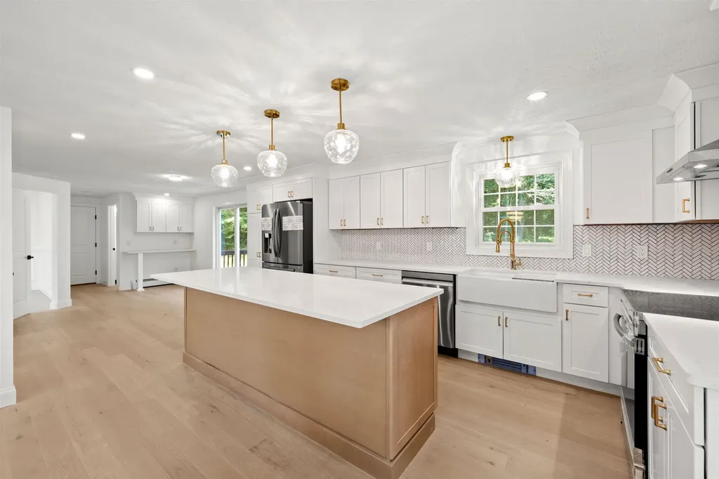 4 Elijah Hill Lane Londonderry NH 03053