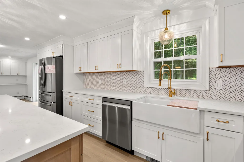 4 Elijah Hill Lane Londonderry NH 03053