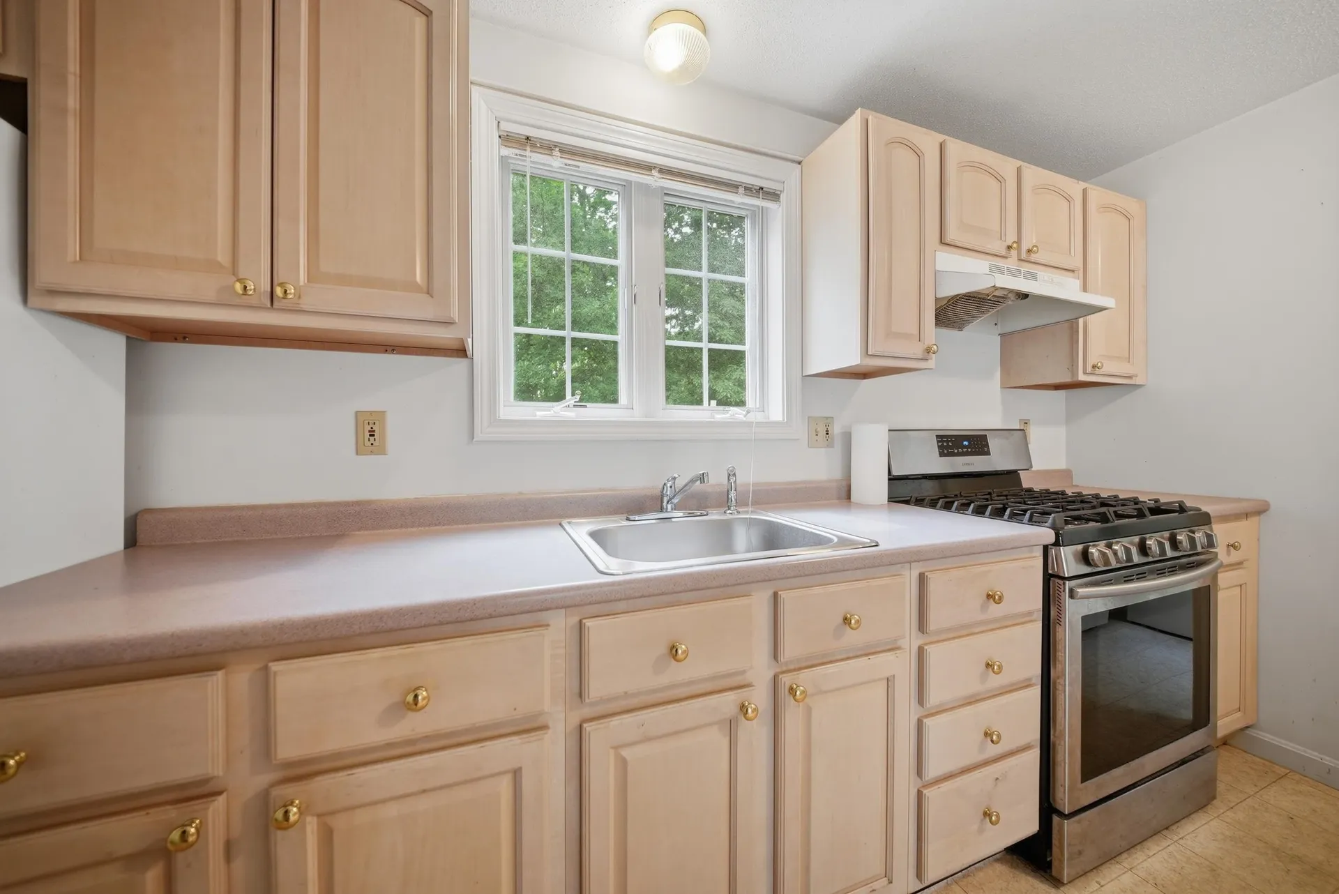 15 Rainbow Drive Londonderry NH 03053