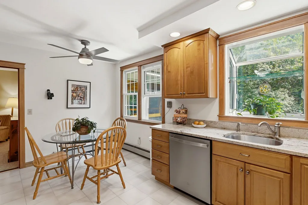 16 Williamsburg Drive Amherst NH 03031